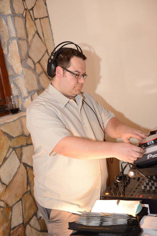 Gorzsás Gábor esküvői DJ munka közben